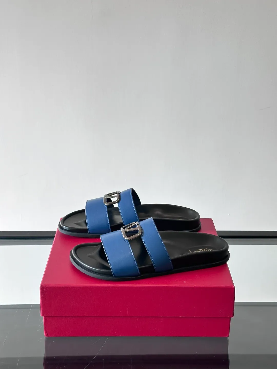 Men's shoes 💰p320 "VALENTINO" Valentino Men's 🧍‍♂️ Spring and summer new style metal rivet flat slippers, elegant sandals, the same style worn by celebrities, original molding, imported calfskin. Rubber outsole. Soft and durable, full set of counter packaging size: 39-44 (customized at 38.45.46)